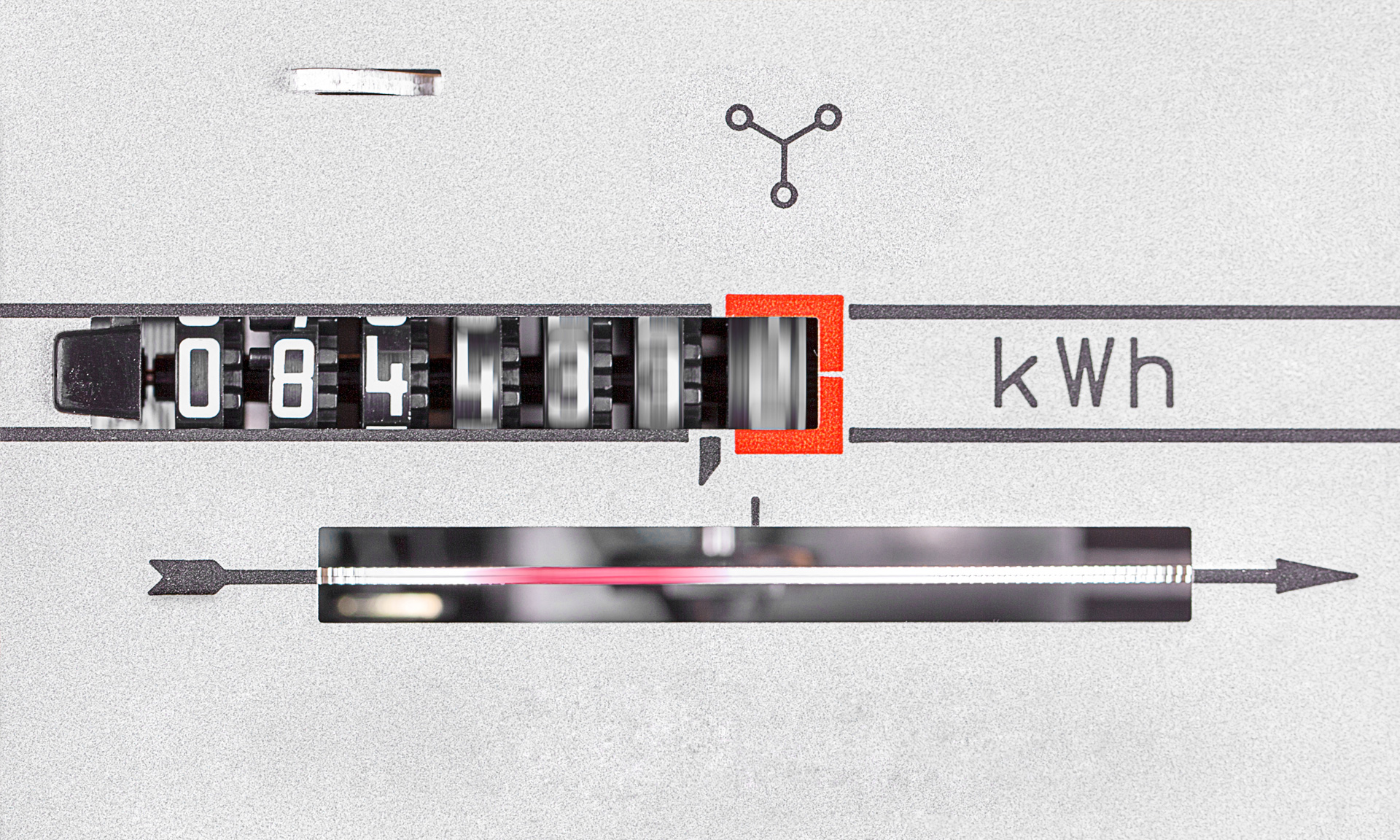 Electric meter display showing a reading of 0843 kWh, with arrows indicating energy flow.